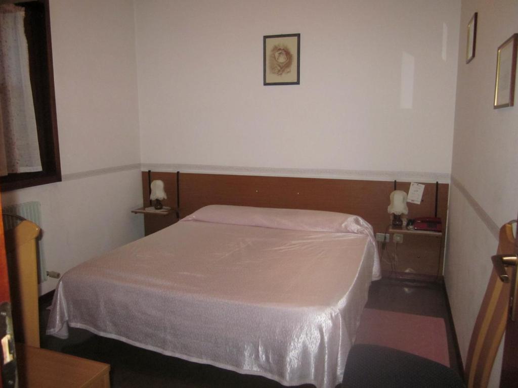 Albergo Leon Bianco Moggio Udinese Room photo