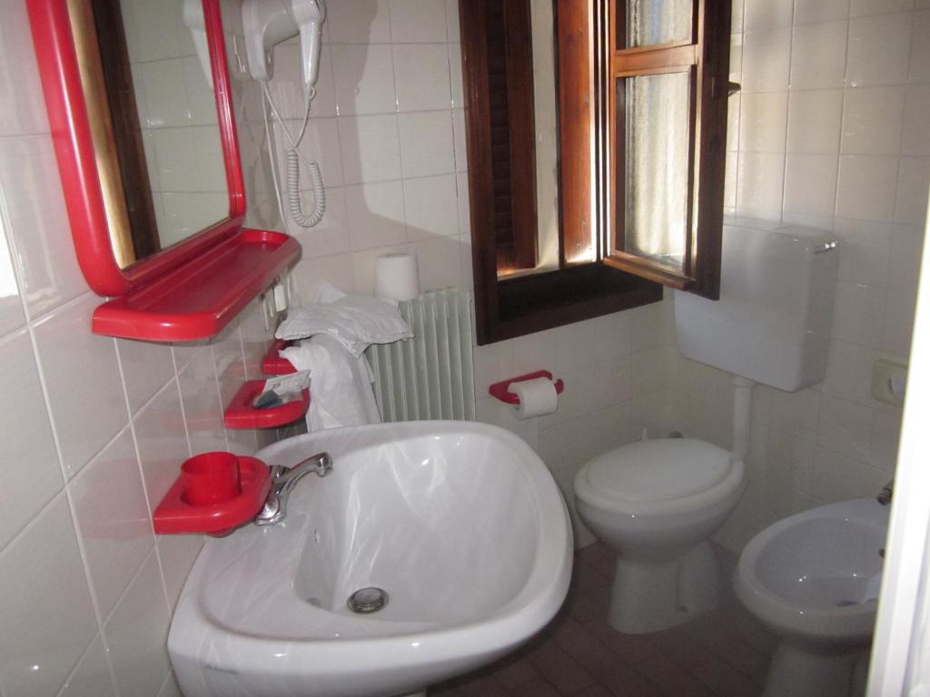 Albergo Leon Bianco Moggio Udinese Room photo