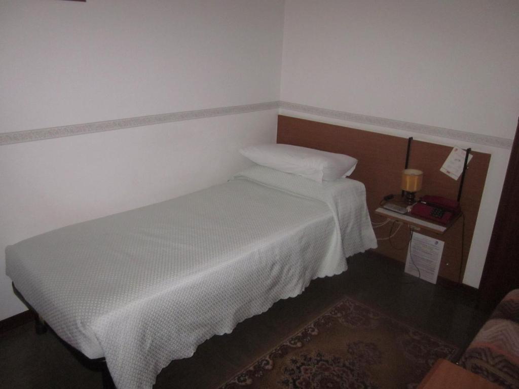 Albergo Leon Bianco Moggio Udinese Room photo