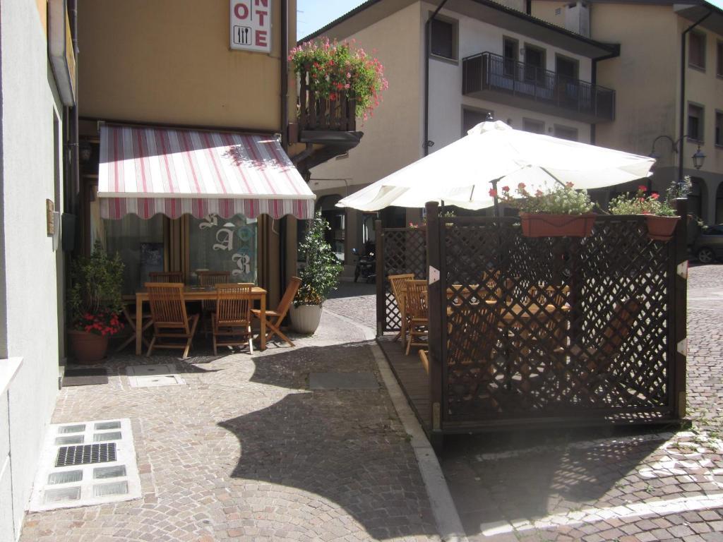 Albergo Leon Bianco Moggio Udinese Exterior photo